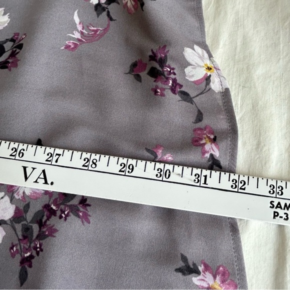 Torrid Grey Floral Crepe V-Neck Smocked Blouse Top Size 4 - Picture 16 of 16